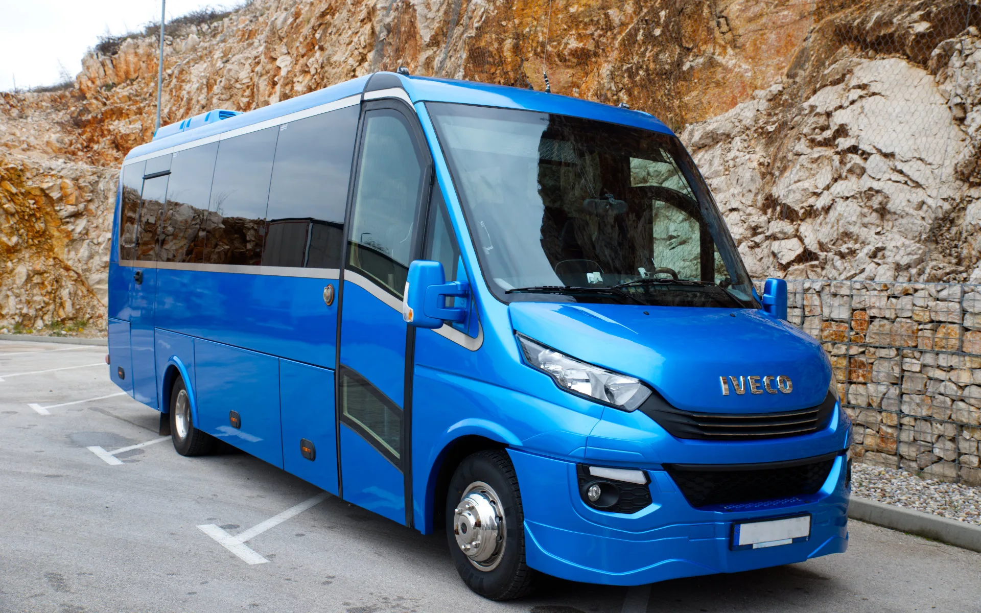 Niebieski autokar Iveco Cuby dla mniejszych grup